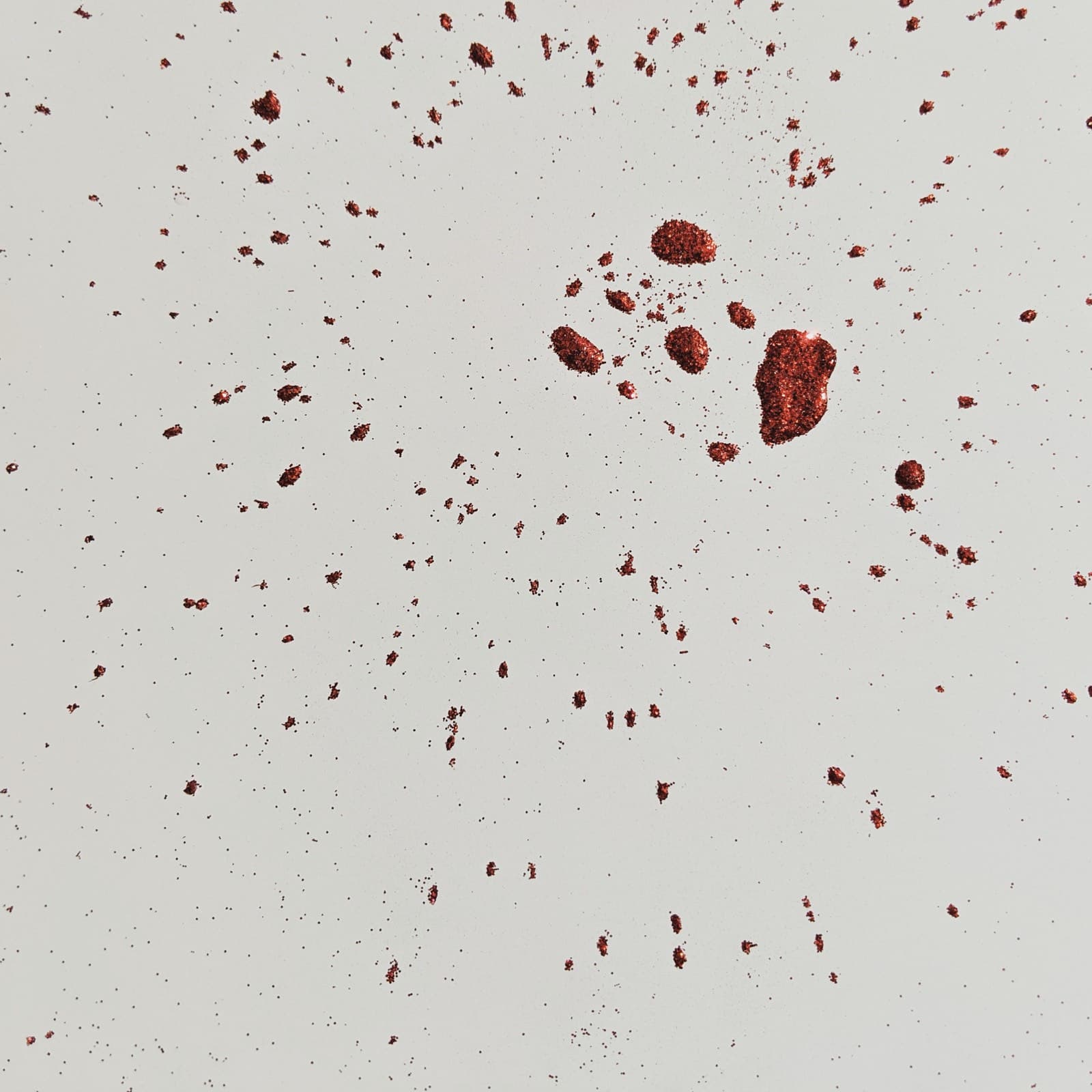 Roter Glitzer, über eine helle Fläche verstreut